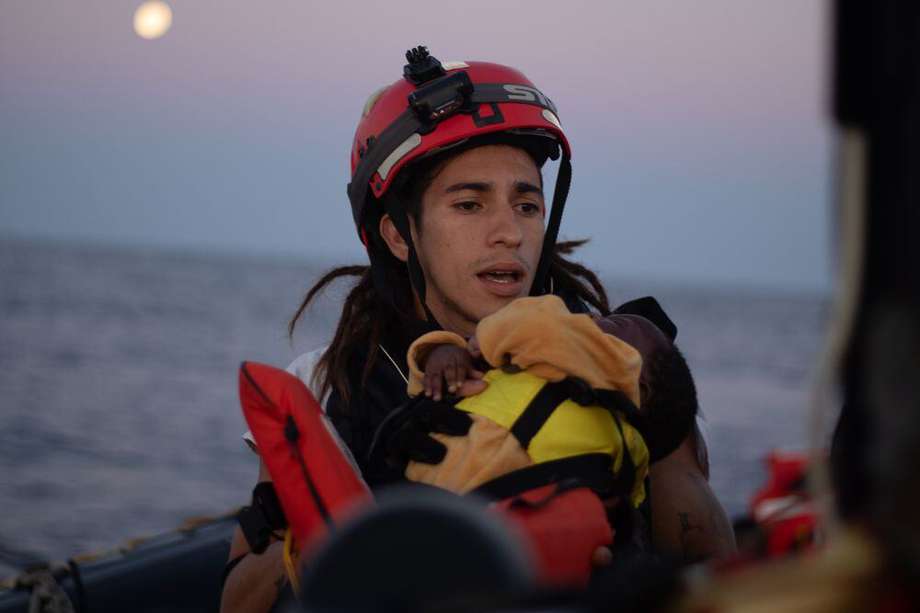 Un miembro de Médicos Sin Fronteras, a bordo del Geo Barents, participa en uno de los cuatro rescates de migrantes realizados en la zona de Búsqueda y Rescate (SAR) de Malta.