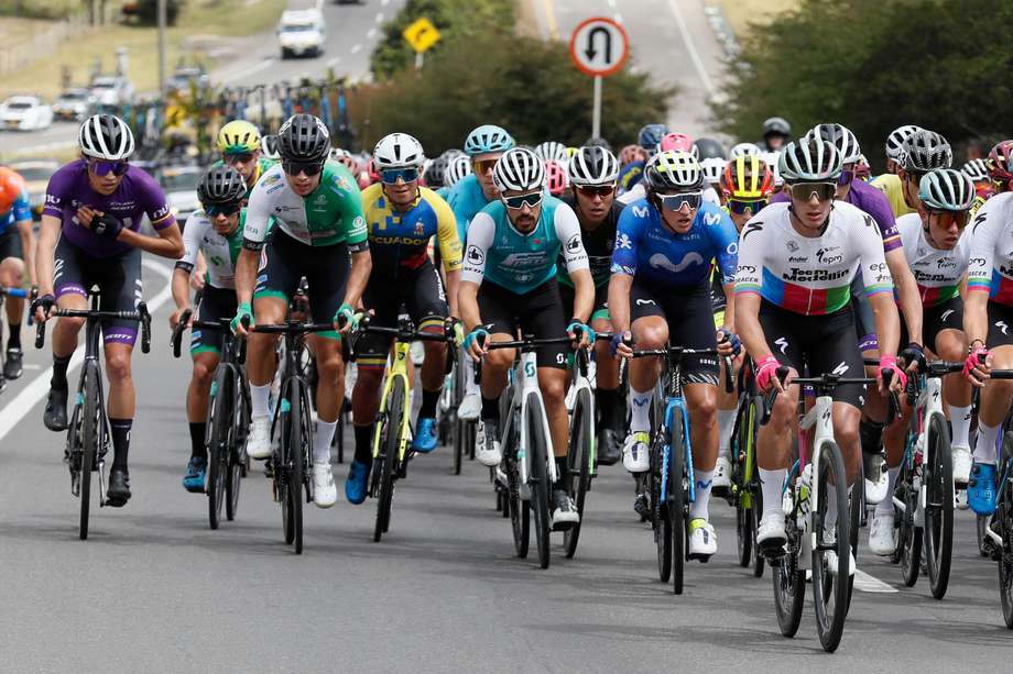 Corredores compiten en la segunda etapa de la carrera ciclística Tour Colombia 2024, entre Paipa y Santa Rosa de Viterbo.
