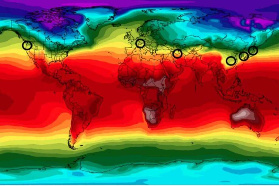 El mapa que se encuentra arriba muestra la temperatura mundial de noviembre de 2018 a marzo de 2019. El gradiente de color indica la variación de temperaturas. Y los círculos negros representan países con transmisión comunitaria significativa (más de seis muertes al 5 de marzo de 2020.
 /  Climate Reanalyzer, Climate Change Institute, Universidad de  Maine, USA.