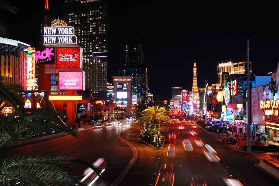 Casi cuatro millas tiene las Vegas Strip, un  tramo  rodeado de casinos y  lujosos  hoteles.  / Fotos: 123rf