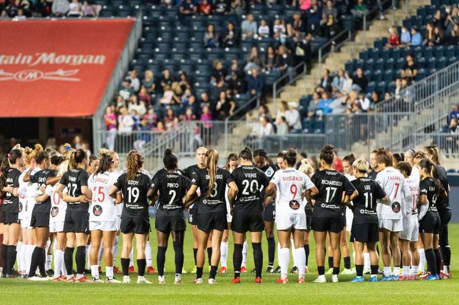 Jugadoras de la Liga de Fútbol Femenina de EE. UU. pararon el juego en el minuto 6. / Getty Images