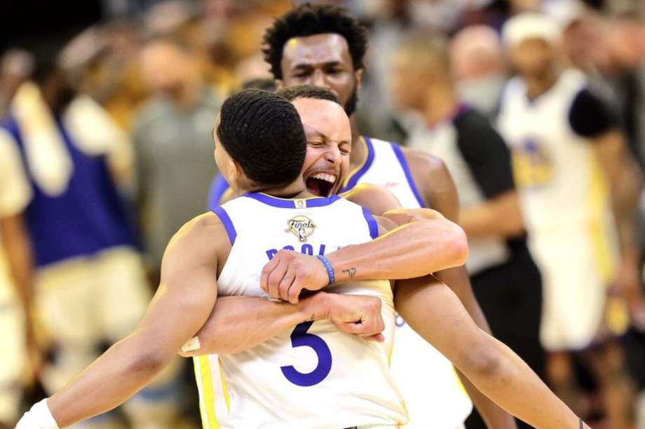 Curry celebra con Jordan Poole en Boston.