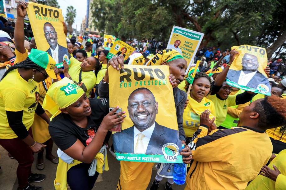 Ruto fue elegido con el 50,49 % de los votos (7.170.000 papeletas), frente al 48,85 % (6.940.000 sufragios) de Raila Odinga, el histórico candidato de la oposición, en uno de los escrutinios más ajustados de la historia del país.