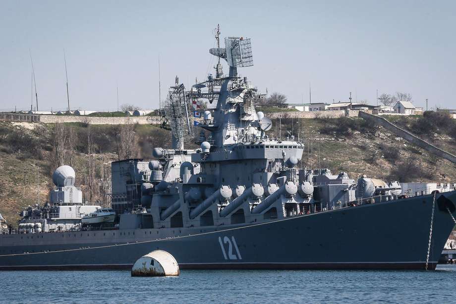 El crucero insignia de la Armada Rusa 'Moskva' amarró en la bahía de la ciudad de Sebastopol, en Crimea, el 30 de marzo de 2014. Foto de referencia