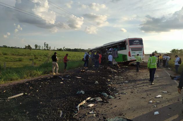 Tres muertos dejó choque de un camión con carbón y un bus en Cesar