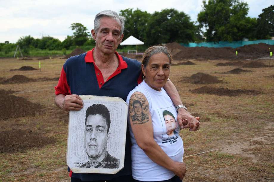 Darío Morales y Doris Tejada en el cementerio alterno de El Copey, Cesar, durante las diligencias de búsqueda de su hijo Óscar Alexander. Junio de 2022.