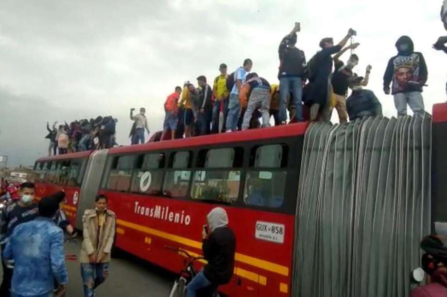 Los manifestantes obligaron a bajar al conductor y pasajeros del bus.