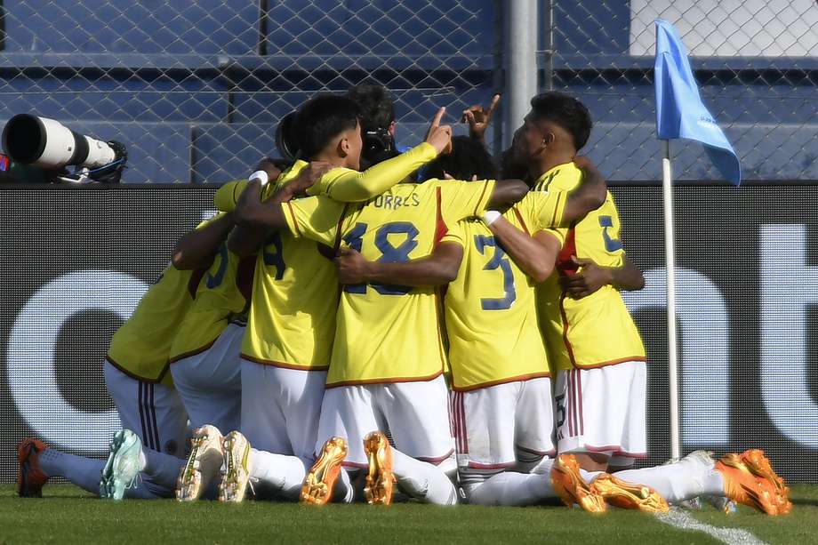 Los jugadores de Colombia celebran en uno de los goles que le marcaron a Eslovaquia por los octavos de final del Mundial Sub 20.