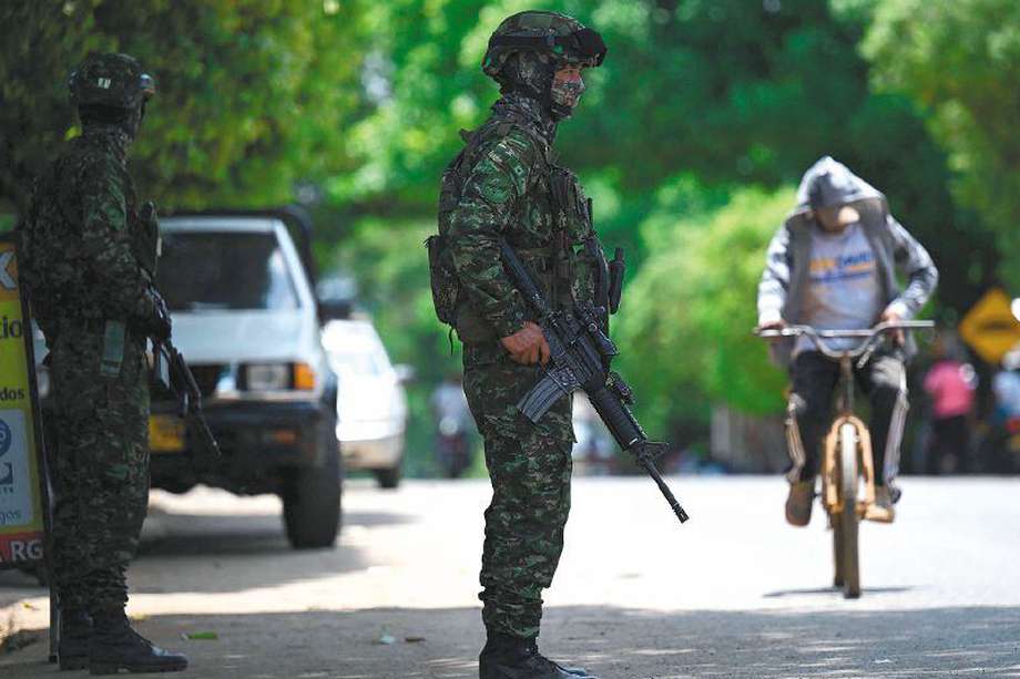 Hay problemas de orden público y tensión en muchas regiones. Imagen de patrullajes del Ejército Nacional en el municipio de Cáceres, Antioquia, zona de influencia de grupos al margen de la ley como el llamado Clan del Golfo.
