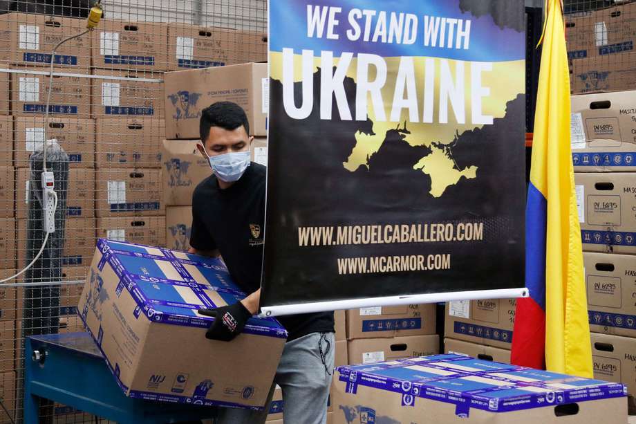 “Lo que hacíamos en un año, lo estamos haciendo en ventas en tres semanas o cuatro”, explica Miguel Caballero, director de la empresa MC Armor. En la planta sobresalen afiches con la consigna “We stand with Ukraine” (Estamos con Ucrania).