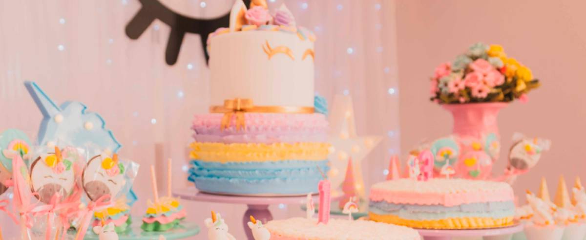 La torta de cumpleaños unicornio o pastel de unicornio es una de las preparaciones más creativas para celebrar la fiesta de cumpleaños de tu hija. Una ocasión especial para prepararla en casa y sorprender a todos los invitados.