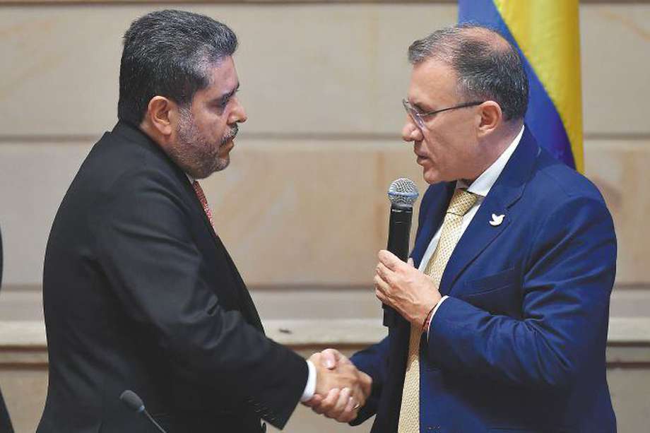 Carlos Hernán Rodríguez es proclamado contralor general por Roy Barreras, presidente del Congreso. 