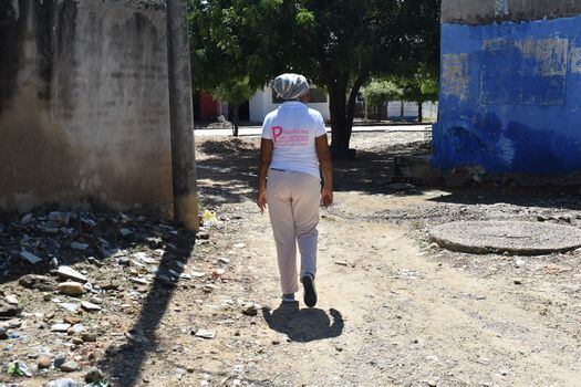 Maritza Ojeda caminando las calles del corregimiento de Matitas.