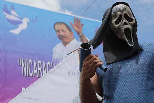 Seguidor del presidente, Daniel Ortega, manifestandose en contra del "terrorismo" y los opositores del régimen.  / AFP