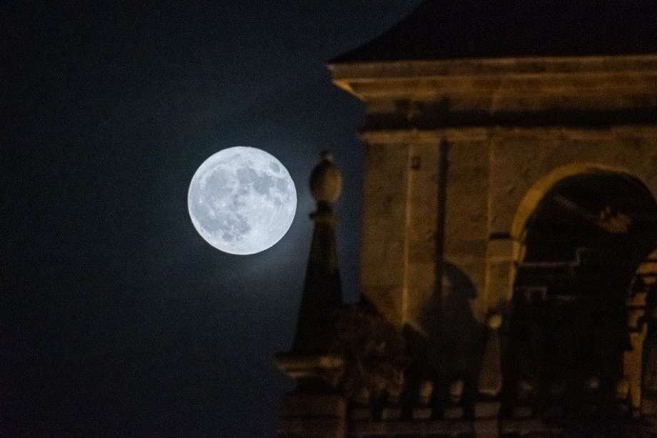 Vista de la última luna llena de esta primavera, una superluna conocida como "superluna de fresa", en Alcalá de Henares.