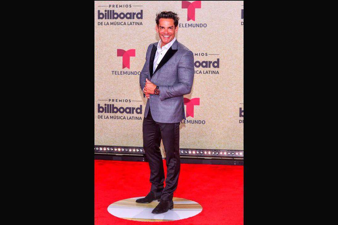 El actor y presentador venezolano de televisión Rodner Figueroa posa en la alfombra roja de los Premios Billboard de la Música Latina.