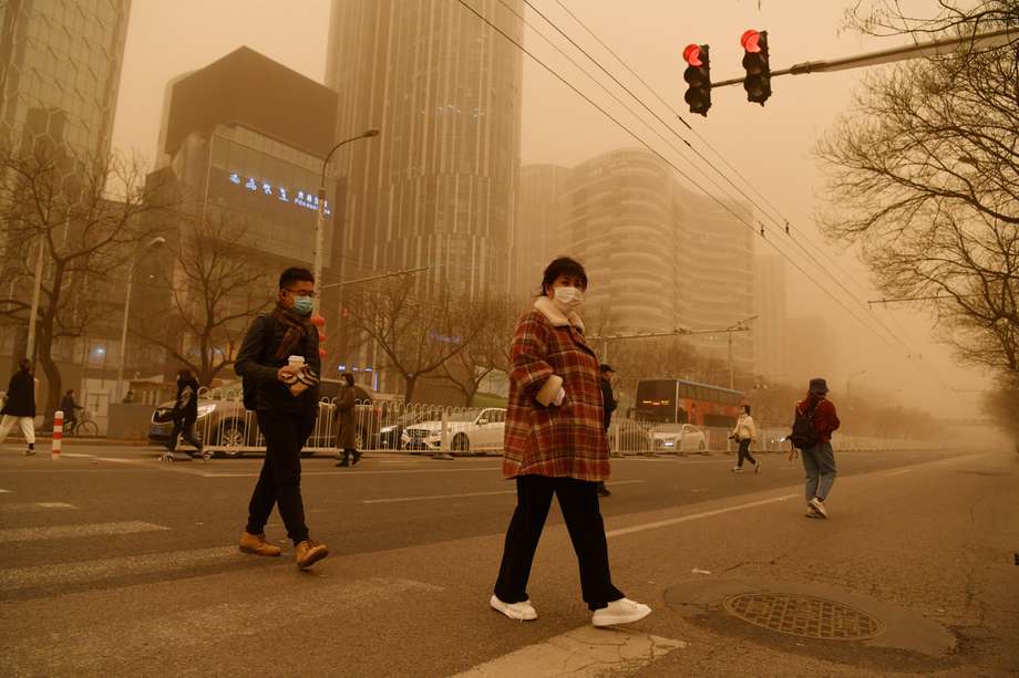 El Ayuntamiento de Pekín, una ciudad de más de 20 millones de habitantes, suspendió todas las actividades deportivas en el exterior en los centros escolares y aconsejó a las personas que padezcan problemas respiratorios que no salgan de casa.
