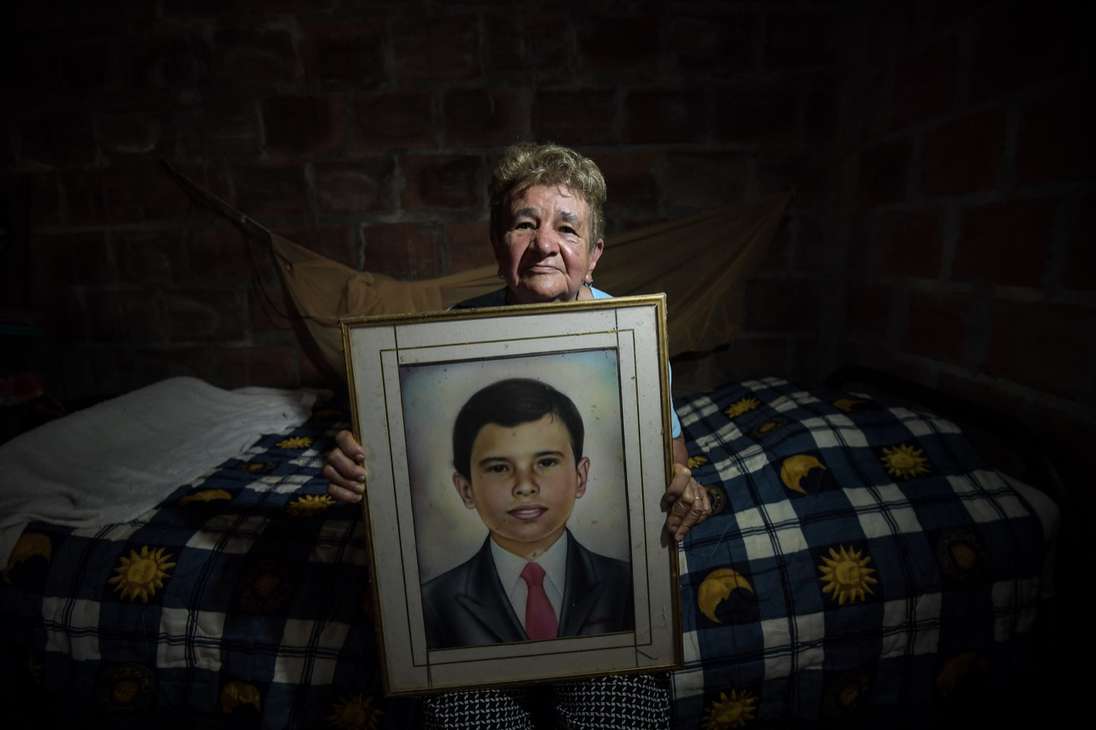 Doña Blanca vive en el municipio de Calamar (Guaviare). Recuerda que en 2011 dos de sus hijos salieron a comprar una regalo para una quinceañera, y no los volvió a ver. Uno de ellos está ilustrado en el cuadro que sostiene en sus manos.
