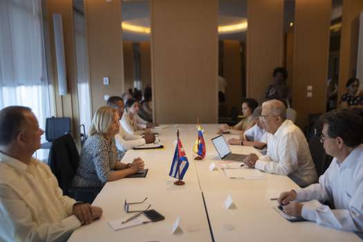Josefina Vidal Ferreiro, viceministra de Relaciones Exteriores, y Francisco José Coy Granados, su homólogo de Colombia, participan en una reunión hoy, en el Hotel Paseo del Prado, en La Habana.