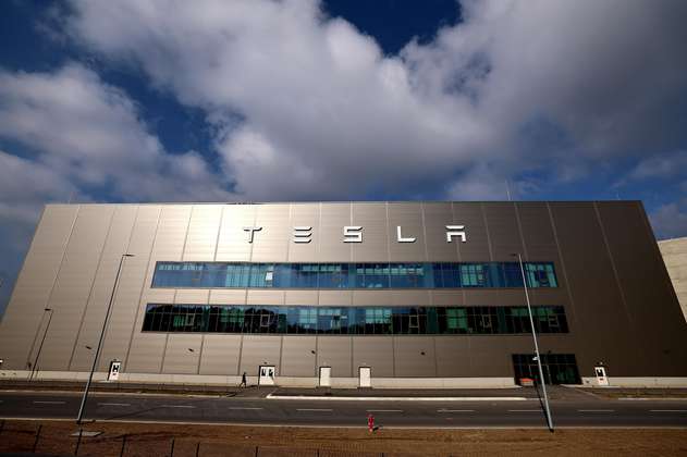 Tesla está en conversaciones para licenciar su software de conducción, según Musk