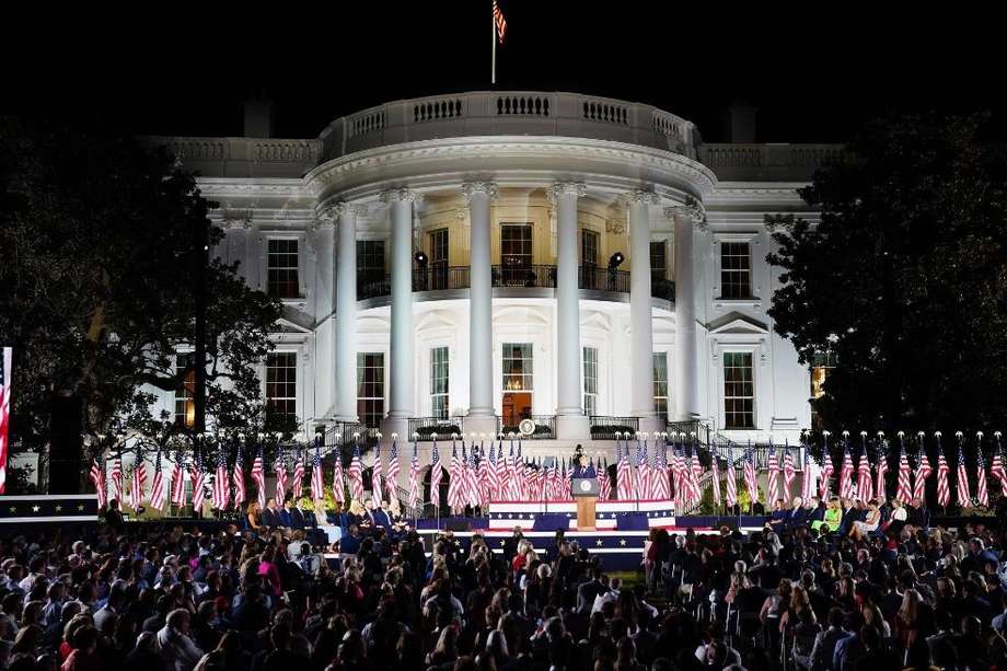El presidente de Estados Unidos, Donald Trump, aceptó la nominación del Partido Republicano para un segundo mandato desde la Casa Blanca rodeado de una multitud de más de mil personas.