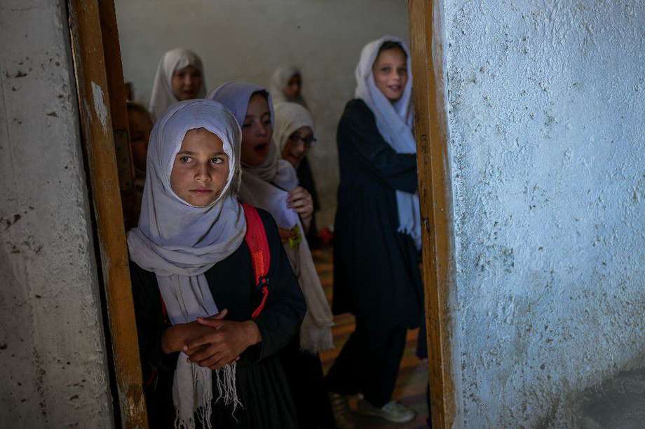 Cifras de Unicef señalan que antes de la crisis humanitaria más reciente, 4,2 millones de niños no estaban matriculados en la escuela. Alrededor del 60 % de ellos son niñas.