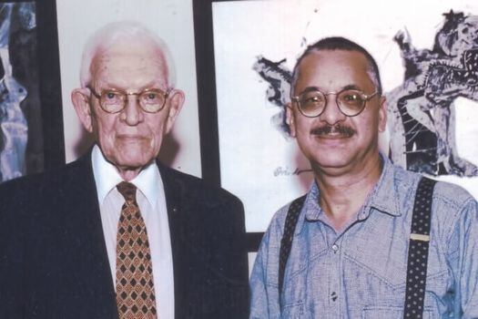 El escritor dominicano Juan Bosch, (izquierda), con Eduardo Márceles Daconte, durante su encuentro en Casa de las Américas en La Habana, Cuba. / Cortesía