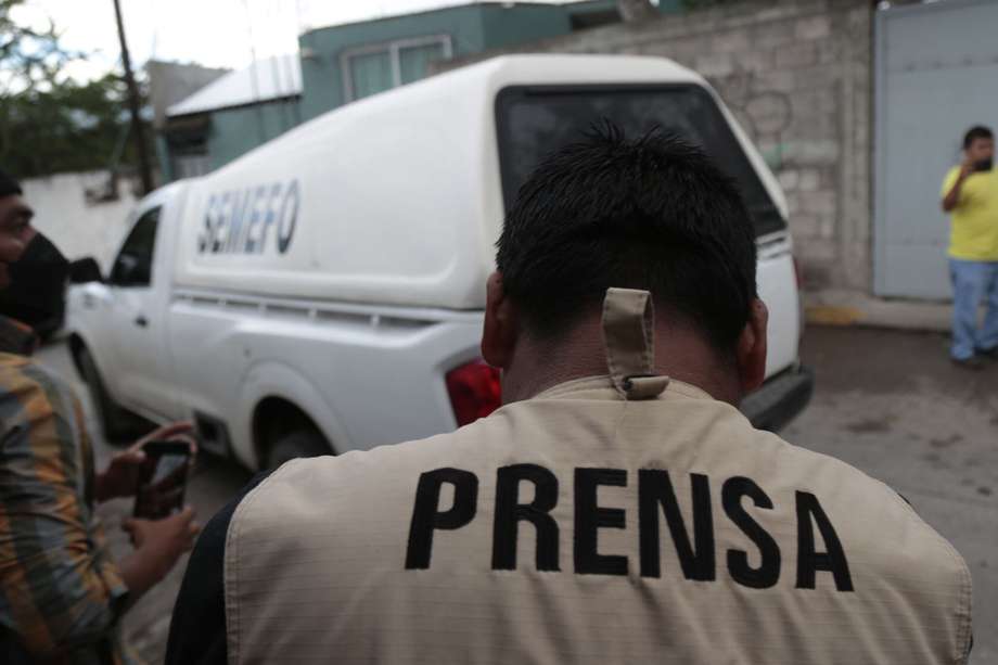 Un grupo de periodistas acudió al lugar donde fue asesinado el periodista Fredid Román en México. El columnista fue ejecutado en Chilpancingo, la capital del sureño estado de Guerrero. 