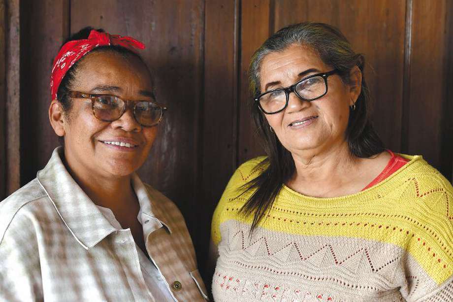 Luz Dary Cogollo y Anaís Benítez son dos cocineras tradicionales del Caribe colombiano que buscan preservar sus recetas  ancestrales. / Óscar Pérez. 