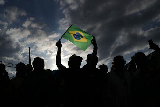 Manifestantes contrarios al expresidente brasileño Luiz Inácio Lula da Silva, se concentraron el viernes frente al edificio de la Policía Federal en Curitiba (Brasil).  / EFE