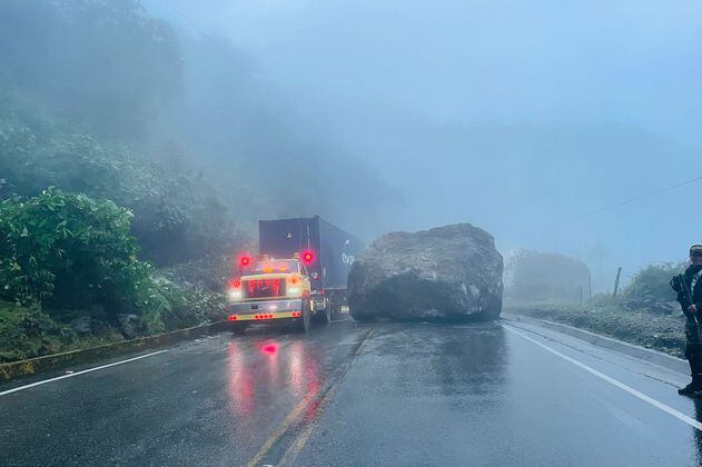 Por caída de enorme roca se encuentra bloqueada la vía de Medellín hacia la costa
