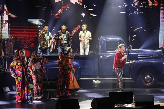 El cantante Carlos Vives ofreció un único concierto en el Teatro Mayor Julio Mario Santo Domingo de Bogotá para celebrar su aniversario.