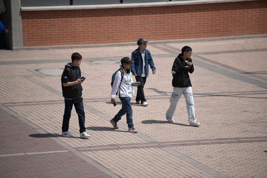 Estudiante de este colegio público ubicado en Bosa, Usan el celular.