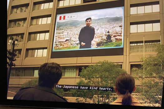 Mensaje de Perú a los futuros refugiados japoneses en la serie "Japón se hunde" de Netflix. (El subtítulo dice: Los japoneses tienen un corazón amable).