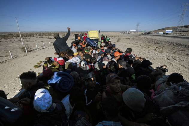 México frena primer intento de caravana migrante de pedir asilo en EE.UU.
