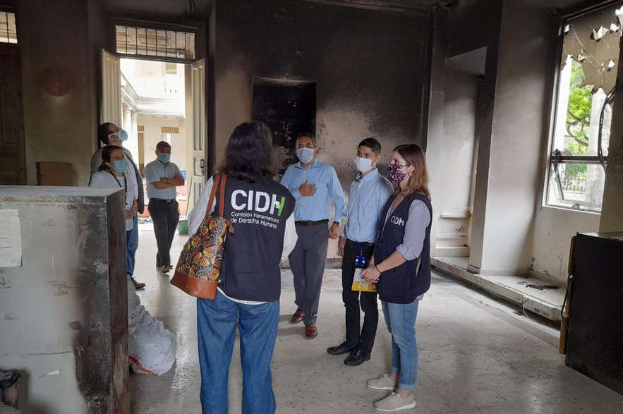 La secretaria ejecutiva de la CIDH se reunió con el alcalde, el personero y policía en Tuluá. También visitó el Palacio de Justicia, que fue quemado en medio de disturbios, y pudo conversar con jueces de esa jurisdicción.