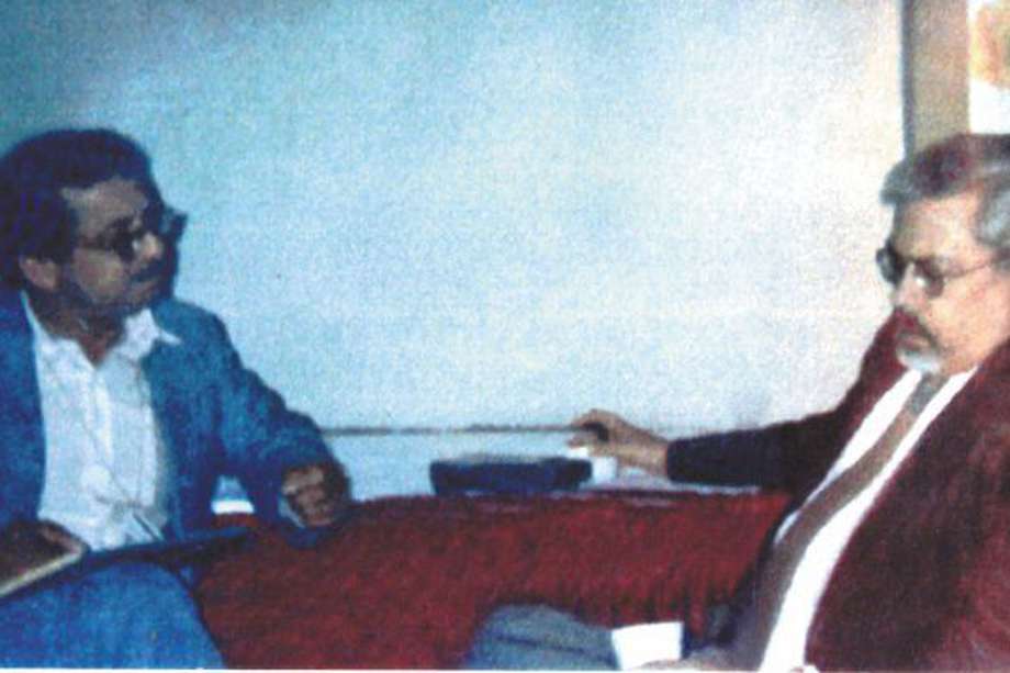  Eduardo Márceles Daconte (a la izquierda) conversando con el escritor cubano Guillermo Cabrera Infante (1929-2005).