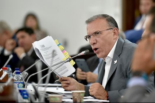 Roy Barreras, coordinador ponente de la reforma política, les llamó la atención a los senadores que se ausentaron del recinto al momento de la votación del proyecto.