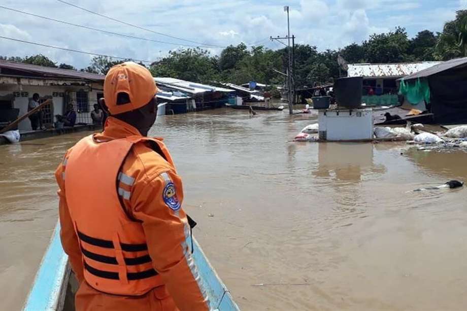 Fotografía cedida por la Defensa Civil de las inundaciones este domingo en Quibdó (Colombia).