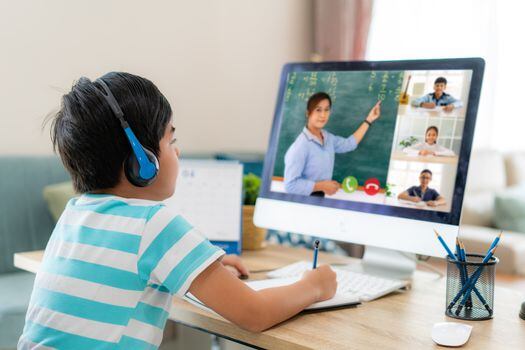 Mejorar la conectividad y capacitar a los profesores y padres de familia son algunos de los retos.