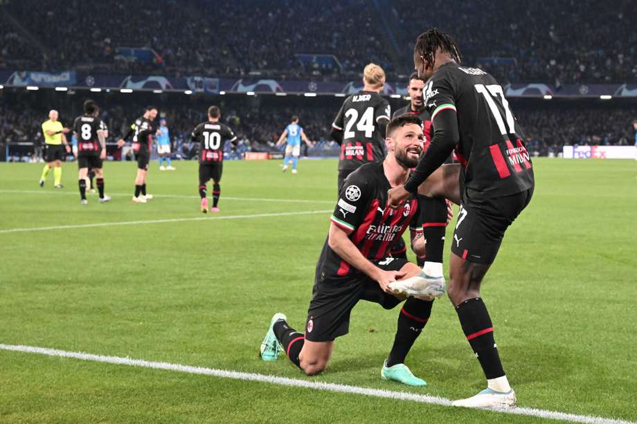 El delantero de Milan, Olivier Giroud (izq.), celebra con el delantero Rafael Leao, después de marcar el 1-0 durante el partido de fútbol de vuelta de los cuartos de final de la Liga de Campeones de la UEFA SSC Napoli vs AC Milan en Nápoles, Italia, el 18 de abril de 2023. 