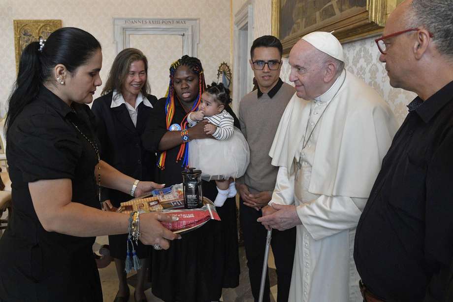 El papa Francisco junto con representantes la Mesa Nacional de Participación Efectiva de las Víctimas de Colombia.