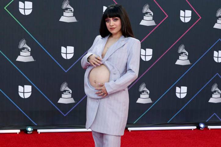 MON LAFERTE. La chilena, ganadora por Álbum Cantautor, lució este particular traje que dejaba ver su embarazo.