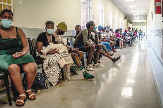 Personas hacen fila para vacunarse contra COVID-19 en el Hospital Lenasia South, cerca de Johannesburgo, Sudáfrica.