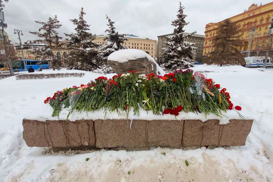 Simpatizantes de la oposición al Kremlin depositaron el fin de semana pasado ramos de flores y velas en la piedra de Solovkí de Moscú (que fue traída del primer Gulag de la historia de la URSS y colocada en 1990 en la Plaza de Lubianka, frente a la sede del KGB, actual Servicio Federal de Seguridad (FSB) durante el homenaje popular por el fallecido líder opositor ruso, Alexéi Navalni, quien estaba preso en Siberia. 
