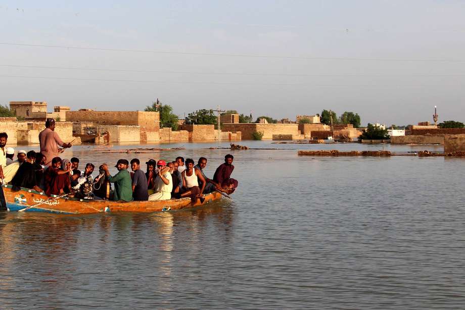 Personas afectadas por las inundaciones se trasladan a terrenos más altos en el distrito de Dadu, provincia de Sindh, Pakistán, 1 de septiembre de 2022. Las inundaciones repentinas provocadas por las fuertes lluvias monzónicas han matado a más de 1.000 personas en todo Pakistán desde mediados de junio de 2022. Más de 33 millones de personas se han visto afectadas por las inundaciones.
