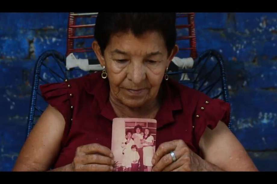 Luz Mery Rodríguez sostiene la foto de su familia completa, antes de 1986.