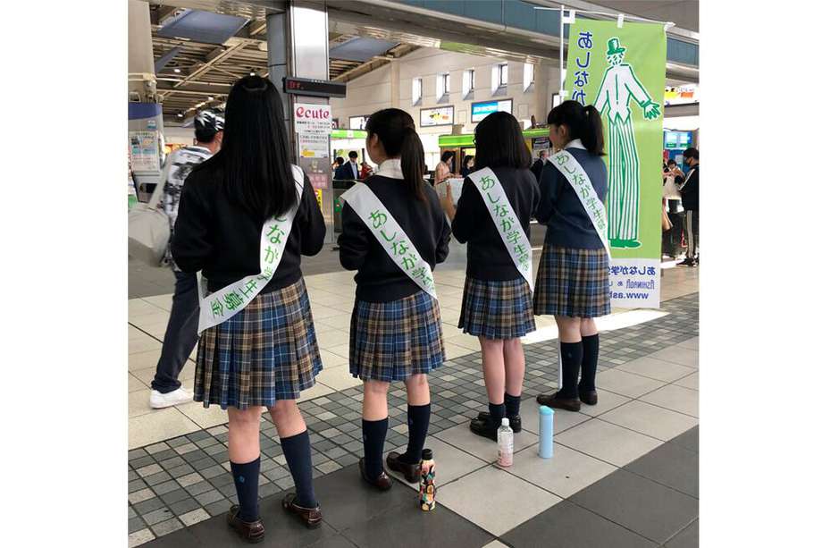 Estudiantes de bachillerato recolectando fondos para una organización de beneficencia en la estación de Shinagawa en Tokio.