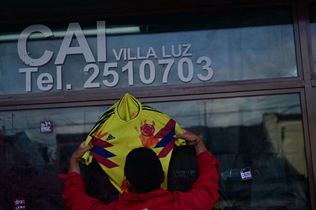 Un hombre sostiene una camiseta de la selección Colombia.