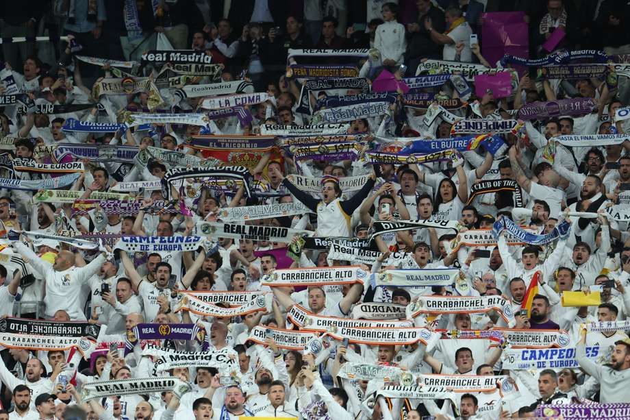 MADRID, 09/04/2024.- La afición del Real Madrid durante el partido de ida de cuartos de final de la Liga de Campeones que Real Madrid y Manchester City disputan este martes en el estadio Santiago Bernabéu. EFE/Kiko Huesca
